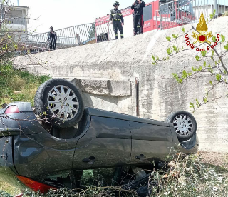 Auto finisce in un giardino privato: ferito elitrasportato a Torrette